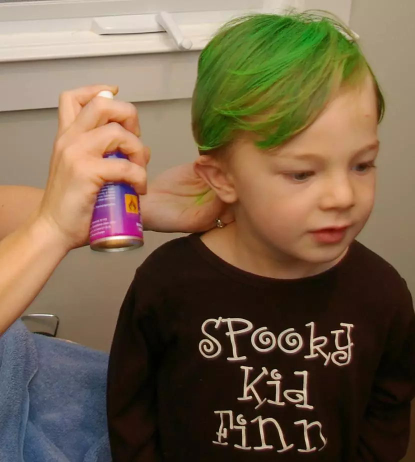 Vernice per capelli per bambini: come scegliere un bagno con acqua e come applicare il set di colori per capelli? 5456_20