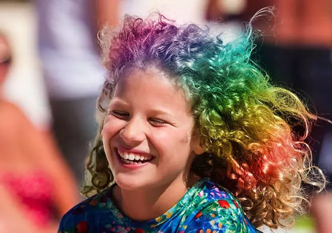 Vernice per capelli per bambini: come scegliere un bagno con acqua e come applicare il set di colori per capelli? 5456_22