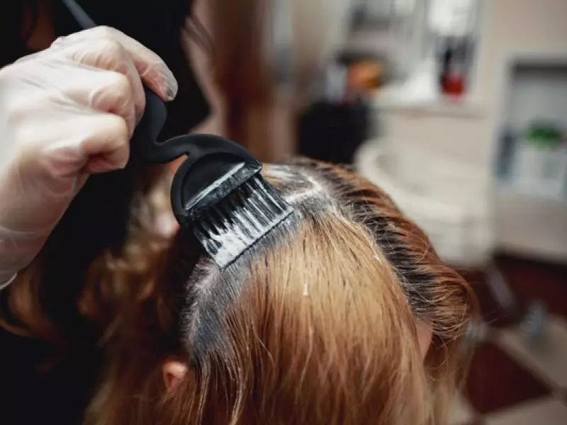 Подкрасить седые корни волос. Окрашивание волос процесс. Нанесение краски на волосы. Технология окрашивания волос красителями.