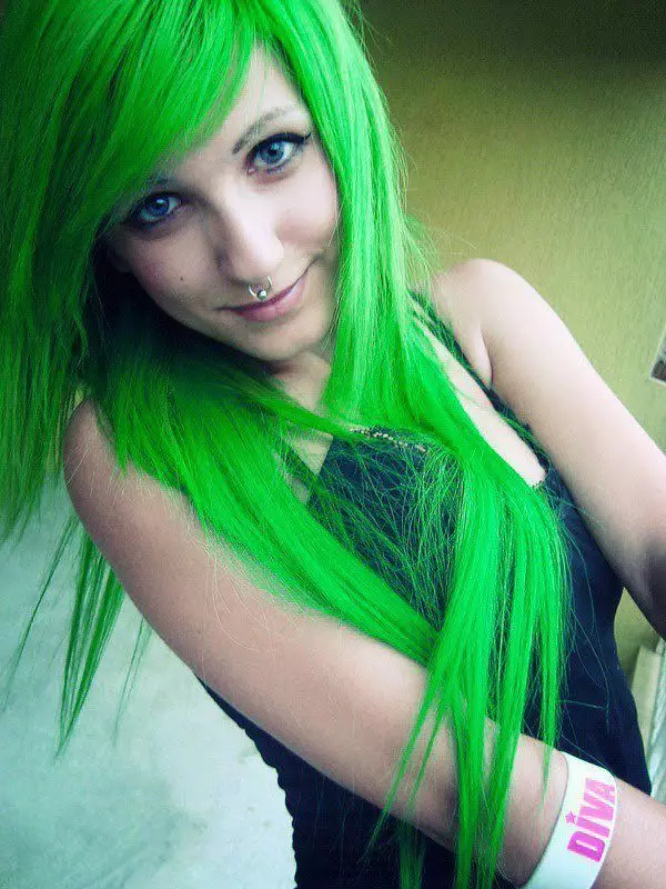 绿色头发油漆：选择与绿色颜料的持久性涂料。如何用黑暗和浅色头发带来绿色涂料？ 5469_11