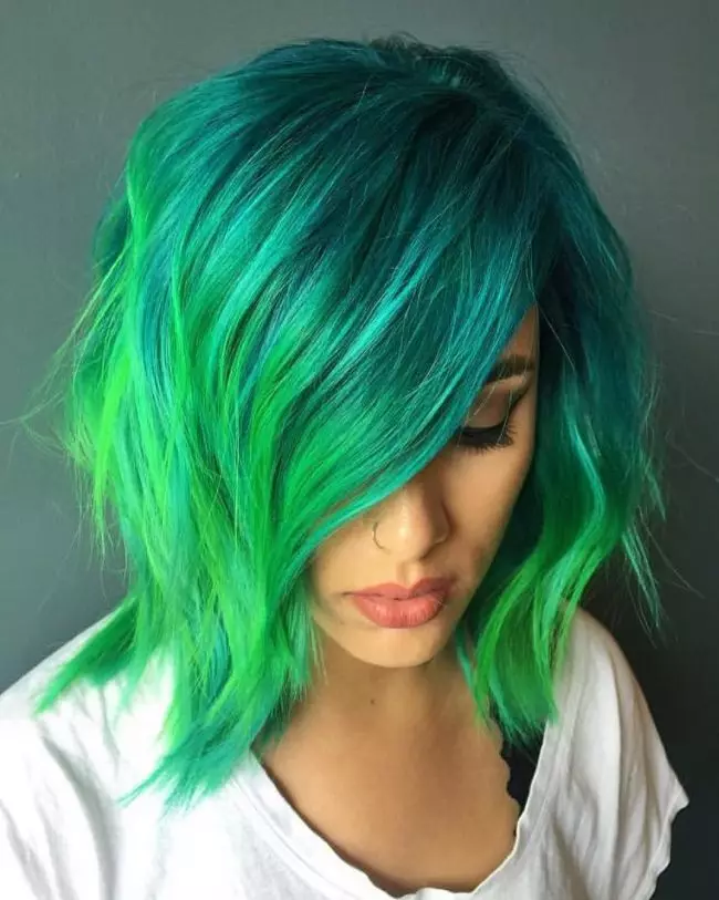 Green Hair Paint: Pagpili ng mga persistent paints na may berdeng pigment. Paano magdadala ng berdeng pintura na may madilim at liwanag na buhok? 5469_16