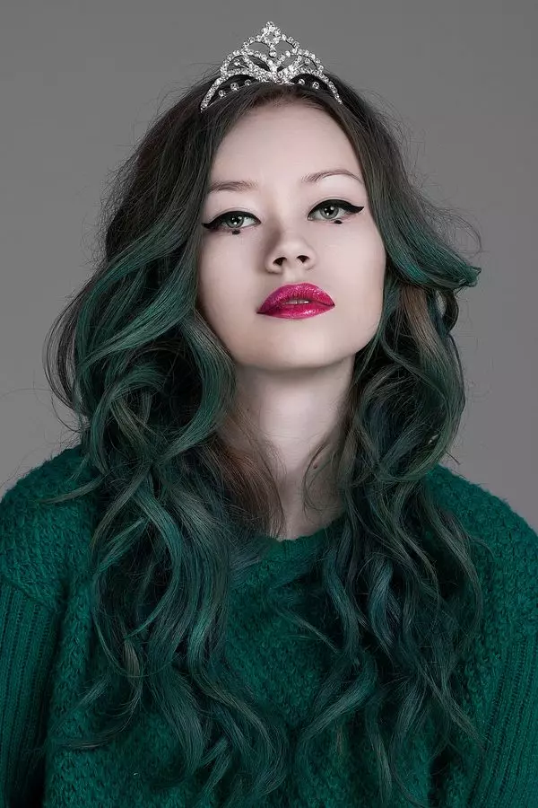 Green Hair Paint: Pagpili ng mga persistent paints na may berdeng pigment. Paano magdadala ng berdeng pintura na may madilim at liwanag na buhok? 5469_18