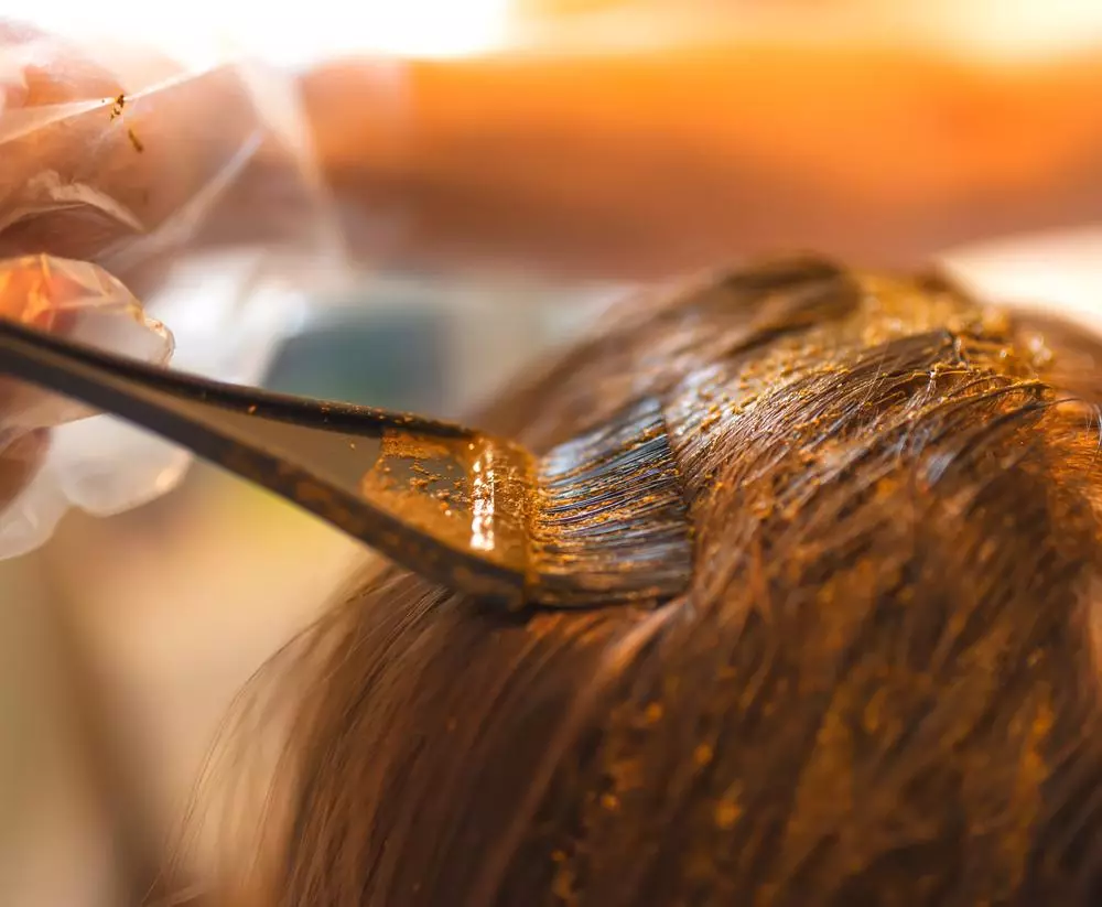 Naturlige hår maling: hvordan man gør det hjemme? Fordele og ulemper ved farvning. Hvordan vælger du den bedste naturlige maling? 5472_10
