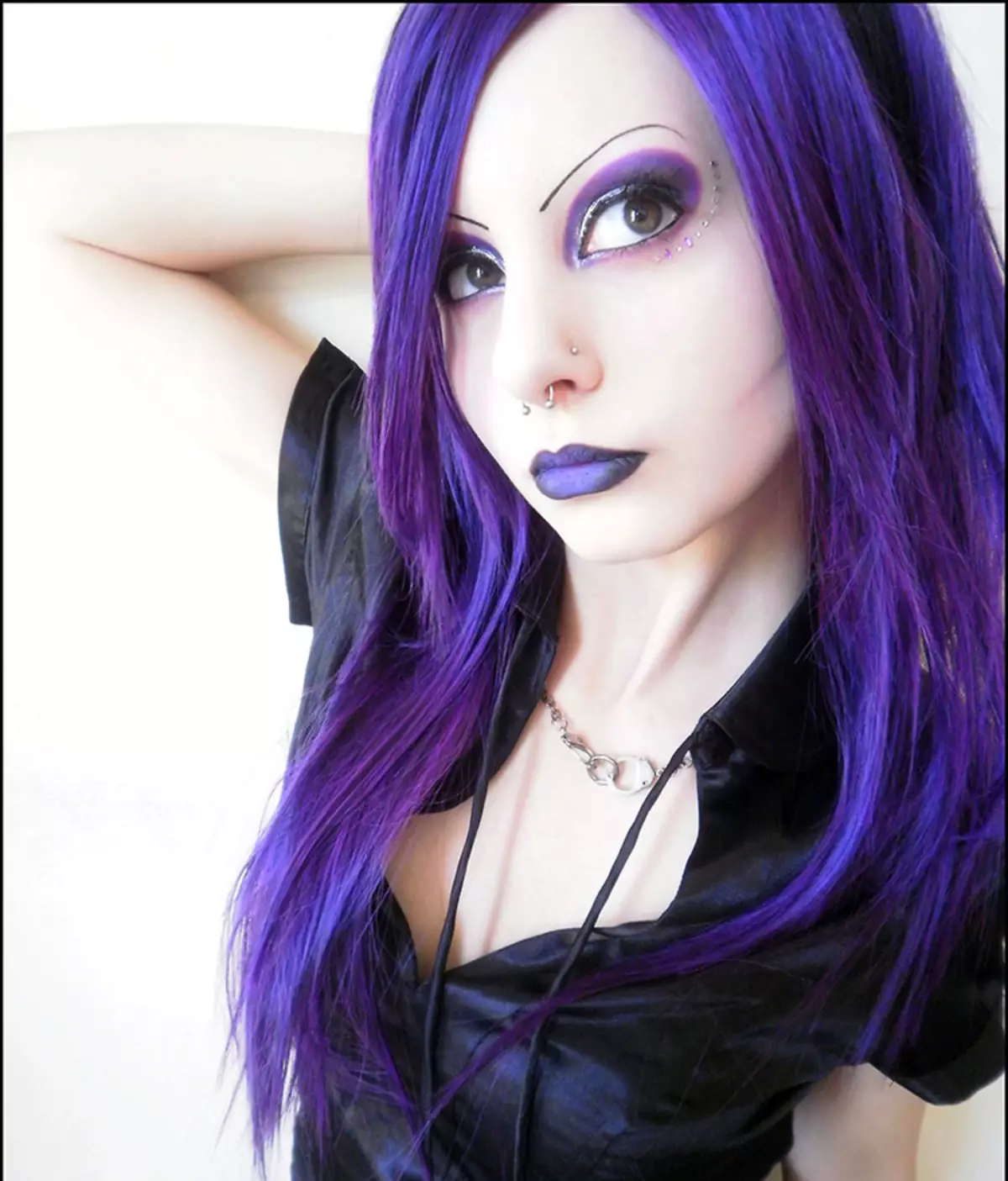 Девочка с темно фиолетовыми волосами