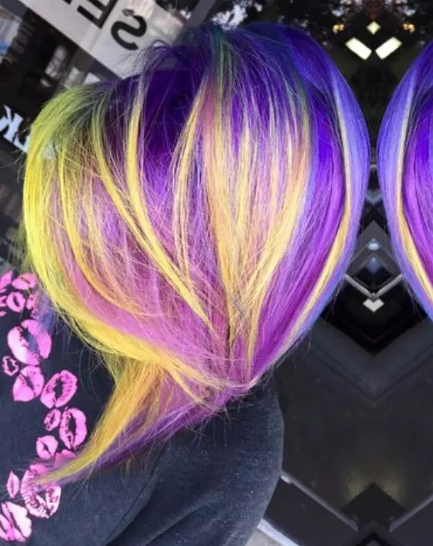 Purple Hair Paint (40 φωτογραφίες): Καφέ και φωτεινά μωβ αποχρώσεις, επαγγελματική βαφή μοβ χρώμα σε σκούρα μαλλιά, σχόλια 5475_23