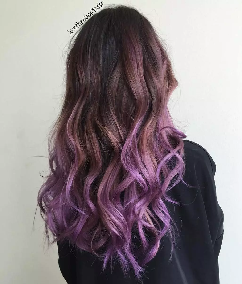 Purple boja za kosu (40 fotografija): smeđe i svijetle ljubičaste nijanse, profesionalna boja ljubičasta boja na tamnoj kosi, recenzije 5475_35