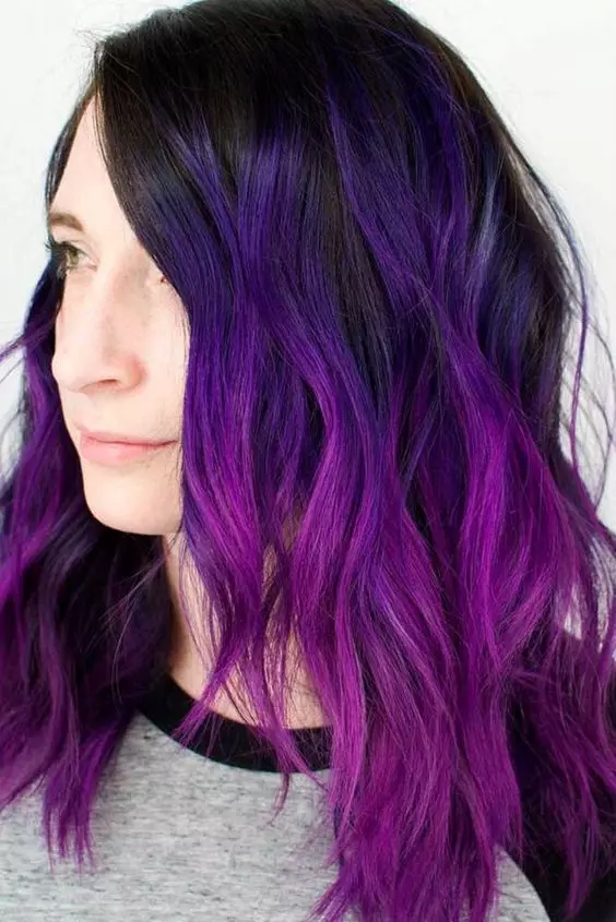 Purple saç boya (40 şəkil): qəhvəyi və parlaq bənövşəyi çalarları, qaranlıq saç professional boya bənövşəyi rəng, icmallar 5475_36