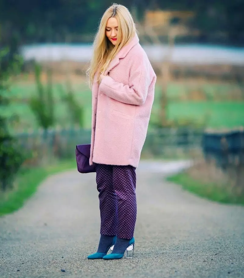 Ampia cappotto femminile (62 foto): cosa viene chiamato, con cosa indossare, con le spalle larghe, al ginocchio, a lungo, con Pelerina, alla moda 2021 547_15