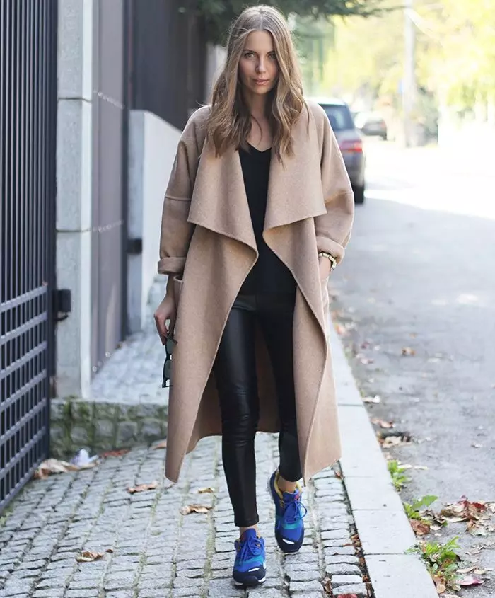 Wide женски палто (62 снимки): Това, което се нарича, с какво да облека, с широки рамене, до коляното, дълги, с pelerina, модерен 2021 547_16