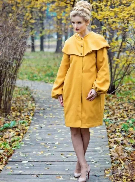 Ευρεία θηλυκή παλτό (62 φωτογραφίες): Τι λέγεται, με το τι να φορέσει, με ευρείς ώμους, στο γόνατο, μακρύ, με την Pelerina, μοντέρνα 2021 547_18