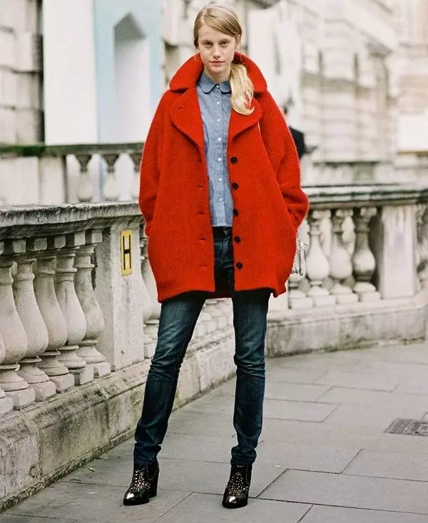Wide женски палто (62 снимки): Това, което се нарича, с какво да облека, с широки рамене, до коляното, дълги, с pelerina, модерен 2021 547_20