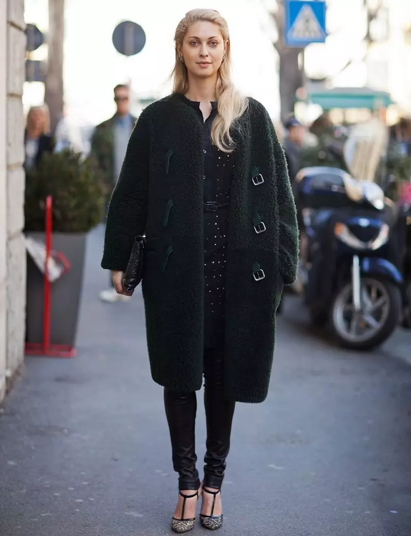 Wide женски палто (62 снимки): Това, което се нарича, с какво да облека, с широки рамене, до коляното, дълги, с pelerina, модерен 2021 547_39