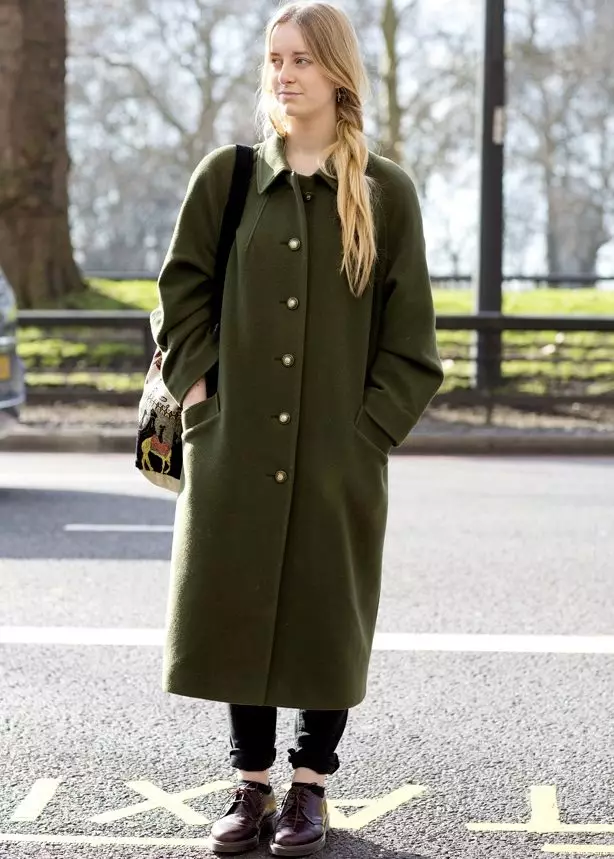 Wide женски палто (62 снимки): Това, което се нарича, с какво да облека, с широки рамене, до коляното, дълги, с pelerina, модерен 2021 547_42