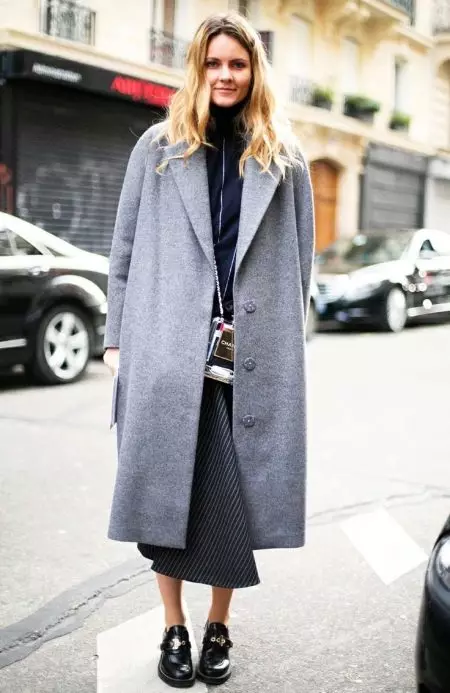 Wide женски палто (62 снимки): Това, което се нарича, с какво да облека, с широки рамене, до коляното, дълги, с pelerina, модерен 2021 547_50