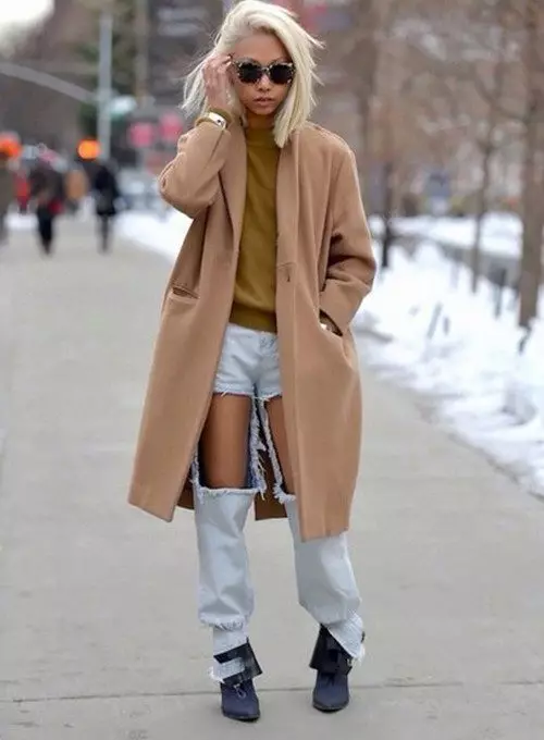 Wide женски палто (62 снимки): Това, което се нарича, с какво да облека, с широки рамене, до коляното, дълги, с pelerina, модерен 2021 547_51
