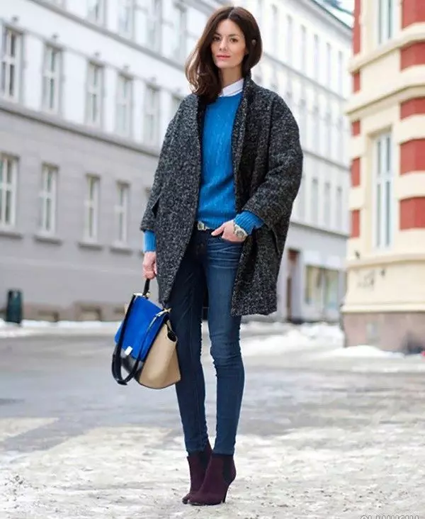 Wide женски палто (62 снимки): Това, което се нарича, с какво да облека, с широки рамене, до коляното, дълги, с pelerina, модерен 2021 547_52