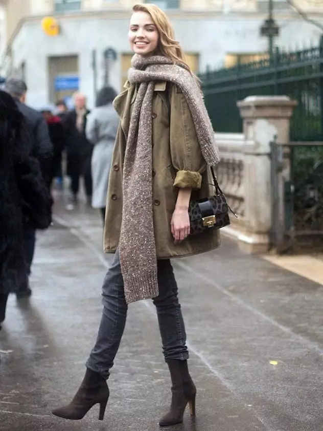 Wide женски палто (62 снимки): Това, което се нарича, с какво да облека, с широки рамене, до коляното, дълги, с pelerina, модерен 2021 547_54