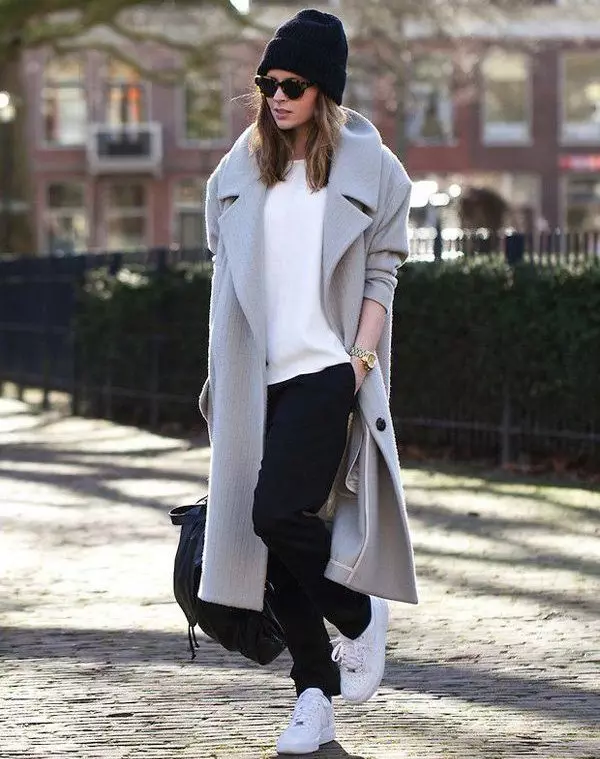 Wide женски палто (62 снимки): Това, което се нарича, с какво да облека, с широки рамене, до коляното, дълги, с pelerina, модерен 2021 547_56