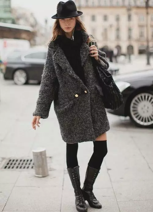 Ευρεία θηλυκή παλτό (62 φωτογραφίες): Τι λέγεται, με το τι να φορέσει, με ευρείς ώμους, στο γόνατο, μακρύ, με την Pelerina, μοντέρνα 2021 547_60