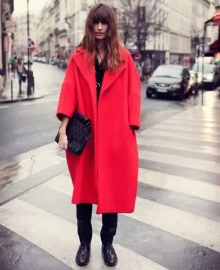 Широк женски капут (62 фотографије): Шта се зове, са оним што носи, са широким раменима, до колена, дуго, са Пелерина, модним 2021 547_61
