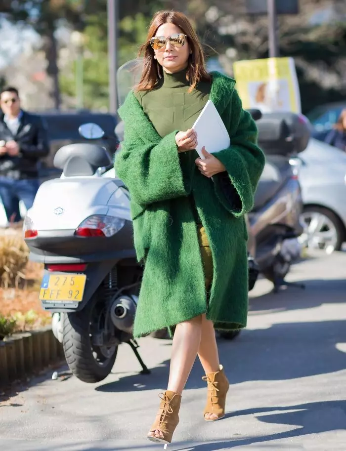 Wide женски палто (62 снимки): Това, което се нарича, с какво да облека, с широки рамене, до коляното, дълги, с pelerina, модерен 2021 547_9