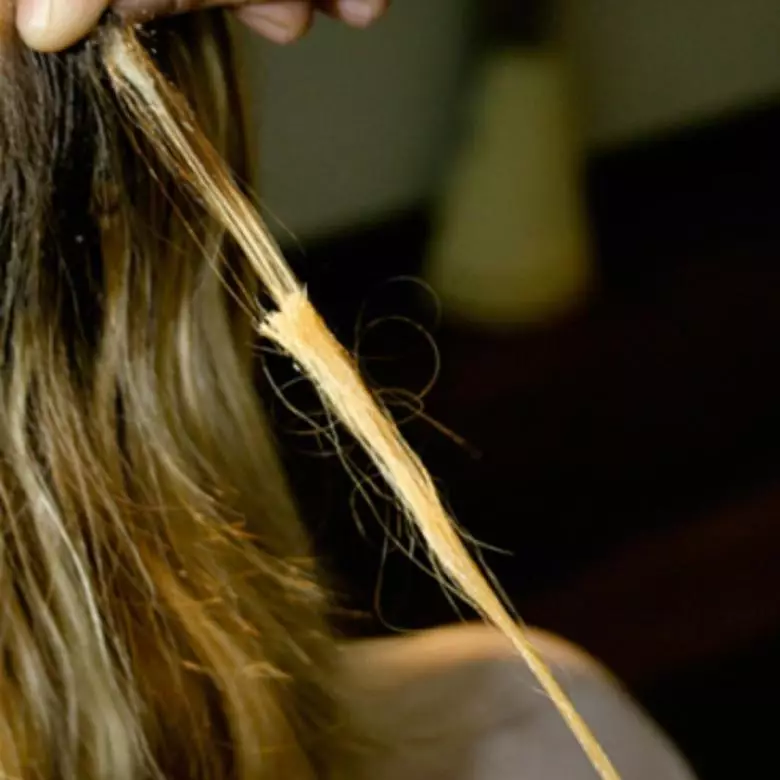 טיפול בשיער נרחב אחרי הארכה קופסית: איך לטפל קפסולות שיער? האם אפשר לנהל תיקון של שיער נרחב בבית? 5497_25
