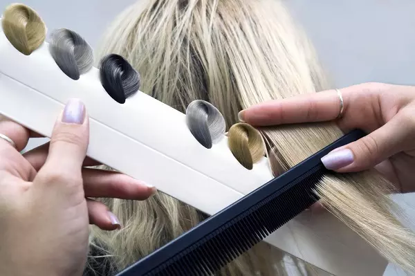Rozšírenie studených vlasov (23 fotografií): Technológia rozšírenia vlasov so studeným spôsobom, vyberte lepidlo a gél. Aká technika je lepšia? Recenzie 5510_9