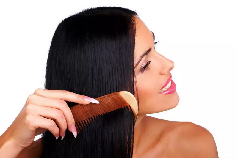 Frisuren mit umfangreichem Haare (44 Fotos): Wie lange und kurze umfangreiche Haare zu Hause mit einem Haartrockner legen? Make Locken und Locken 5517_12