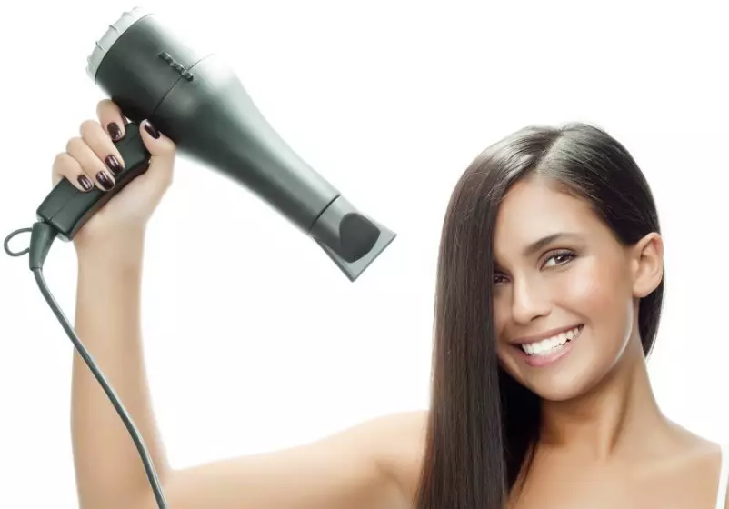 Frisuren mit umfangreichem Haare (44 Fotos): Wie lange und kurze umfangreiche Haare zu Hause mit einem Haartrockner legen? Make Locken und Locken 5517_13