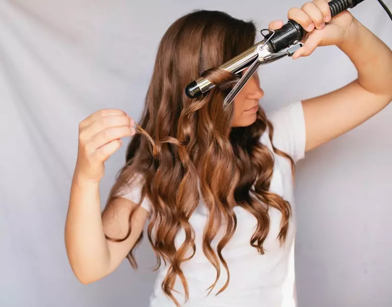 Peiteados con cabelo extensivo (44 fotos): como poñer longos e curtos cabelos extensos en casa cun secador de pelo? Facer rizos e curlos 5517_20