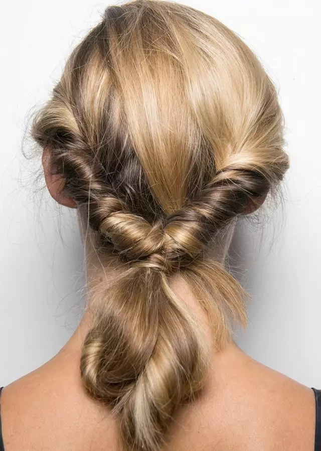 Pričeske z ekstenzivnimi lasmi (44 fotografij): Kako položiti dolge in kratke obsežne lase doma s sušilcem za lase? Naredite kodre in kodre 5517_29