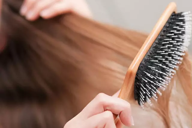 Frisuren mit umfangreichem Haare (44 Fotos): Wie lange und kurze umfangreiche Haare zu Hause mit einem Haartrockner legen? Make Locken und Locken 5517_38