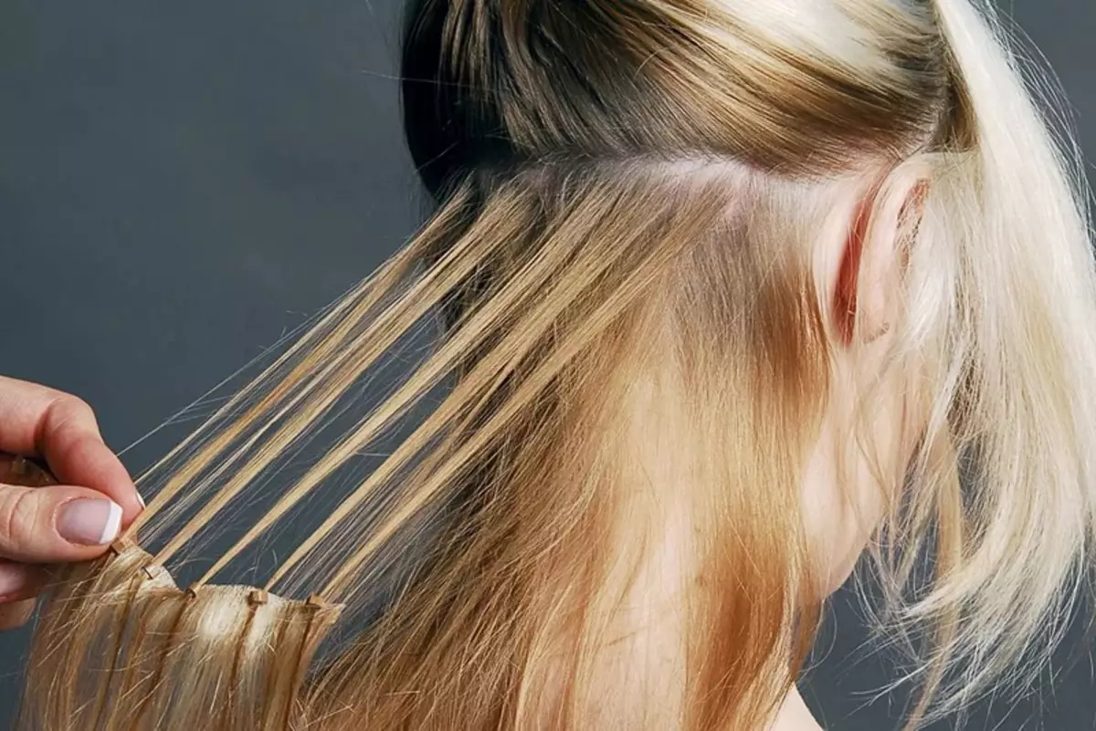 Pričeske z ekstenzivnimi lasmi (44 fotografij): Kako položiti dolge in kratke obsežne lase doma s sušilcem za lase? Naredite kodre in kodre 5517_39