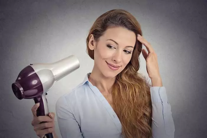 Pembuangan rambut yang luas: bagaimana dan apa yang bermakna untuk mengeluarkan rambut yang luas di rumah? Pilih cecair untuk penyingkiran 5518_19