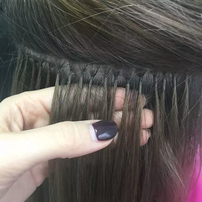 Extensión de cabello seguro: ¿Cuál es la forma más inofensiva? ¿Qué es mejor elegir sobre el cabello delgado? Características de la biológica. 5527_12