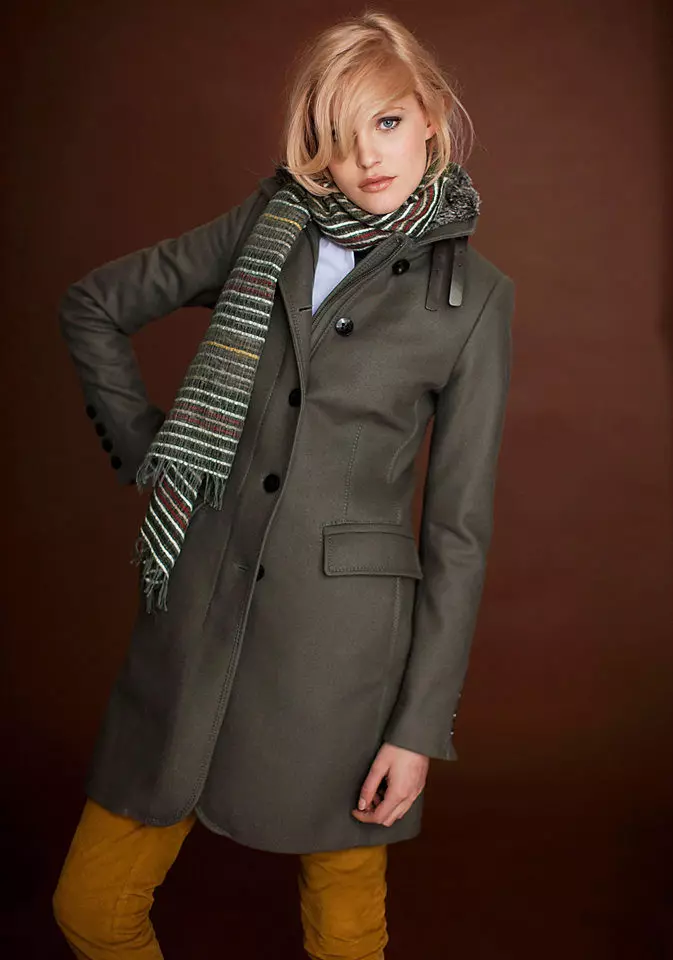 Платок к серому пальто. Шарф под пальто женское. Английское пальто женское. Пальто в английском стиле. Пальто с английским воротником и шарф.