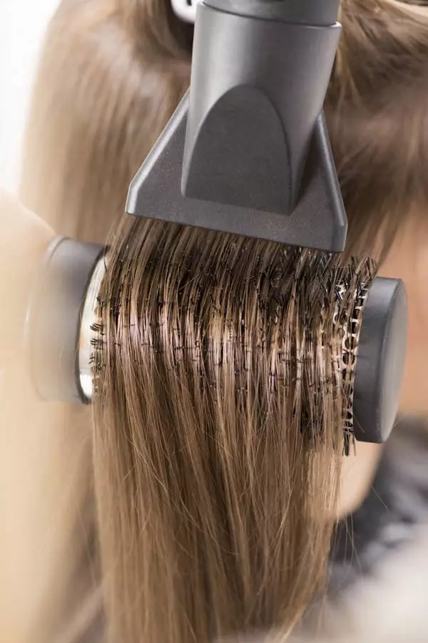 Låse på håret til skuldrene (29 billeder): hvordan man laver smukke krøller og bølger? Eksempler på frisurer. 5532_14