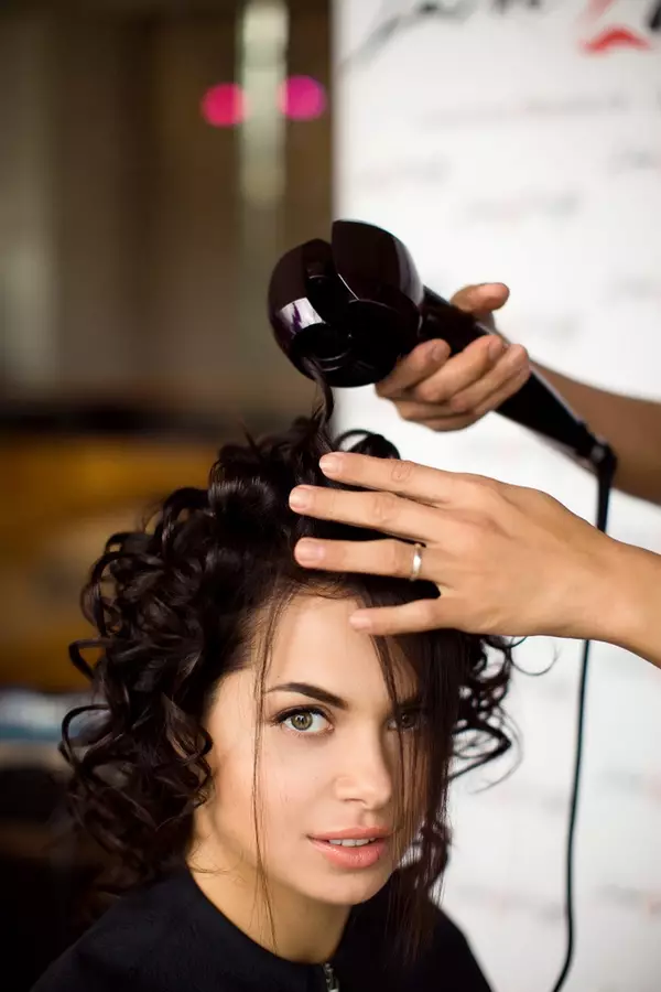 Låse på håret til skuldrene (29 billeder): hvordan man laver smukke krøller og bølger? Eksempler på frisurer. 5532_20