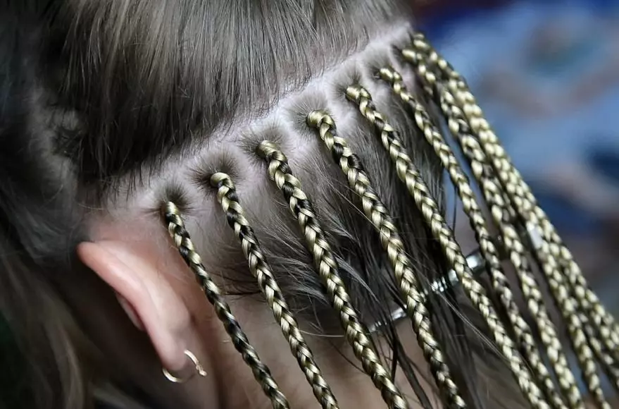 Låse på håret til skuldrene (29 billeder): hvordan man laver smukke krøller og bølger? Eksempler på frisurer. 5532_24