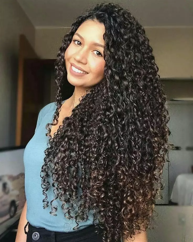 Lange hår krøller (52 billeder): skaber Kudrey hjemme, smukke måder at lægge krøllet hår uden bangs og med hende 5537_22