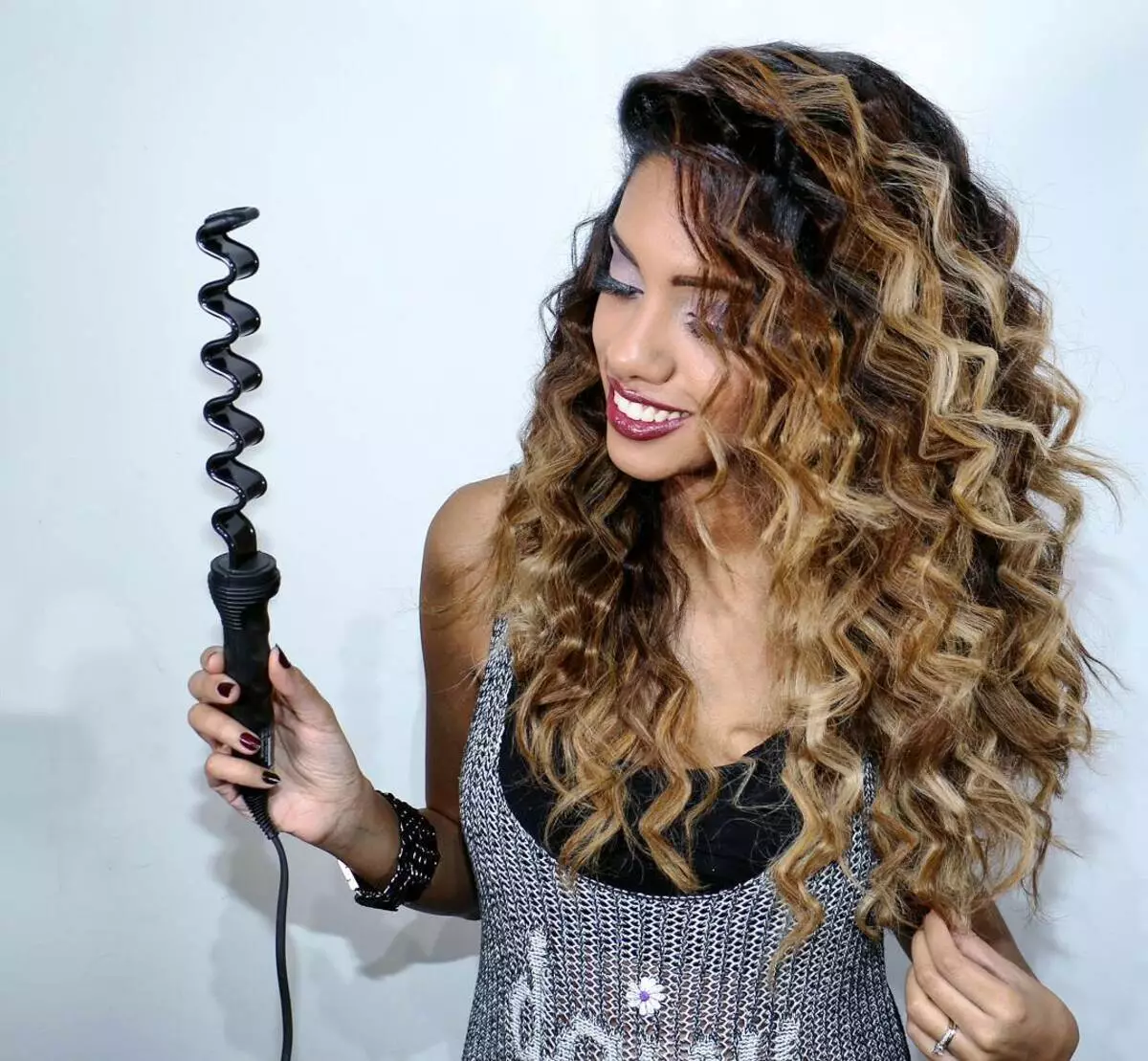 긴 머리카락 곱슬 (52 사진) : 집에서 kudrey를 만들고, 곱슬 머리없이 곱슬 머리를 얹을 아름다운 방법. 5537_24
