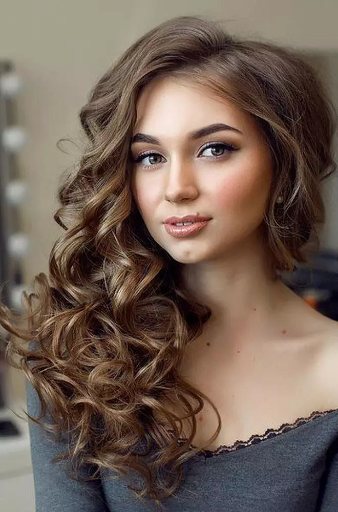 Volumetriska lås (40 foton): Hur man gör vackra frodiga curl-tjejer med medium hår länge? Stylingalternativ för kvinnor långt och kort hår 5538_3
