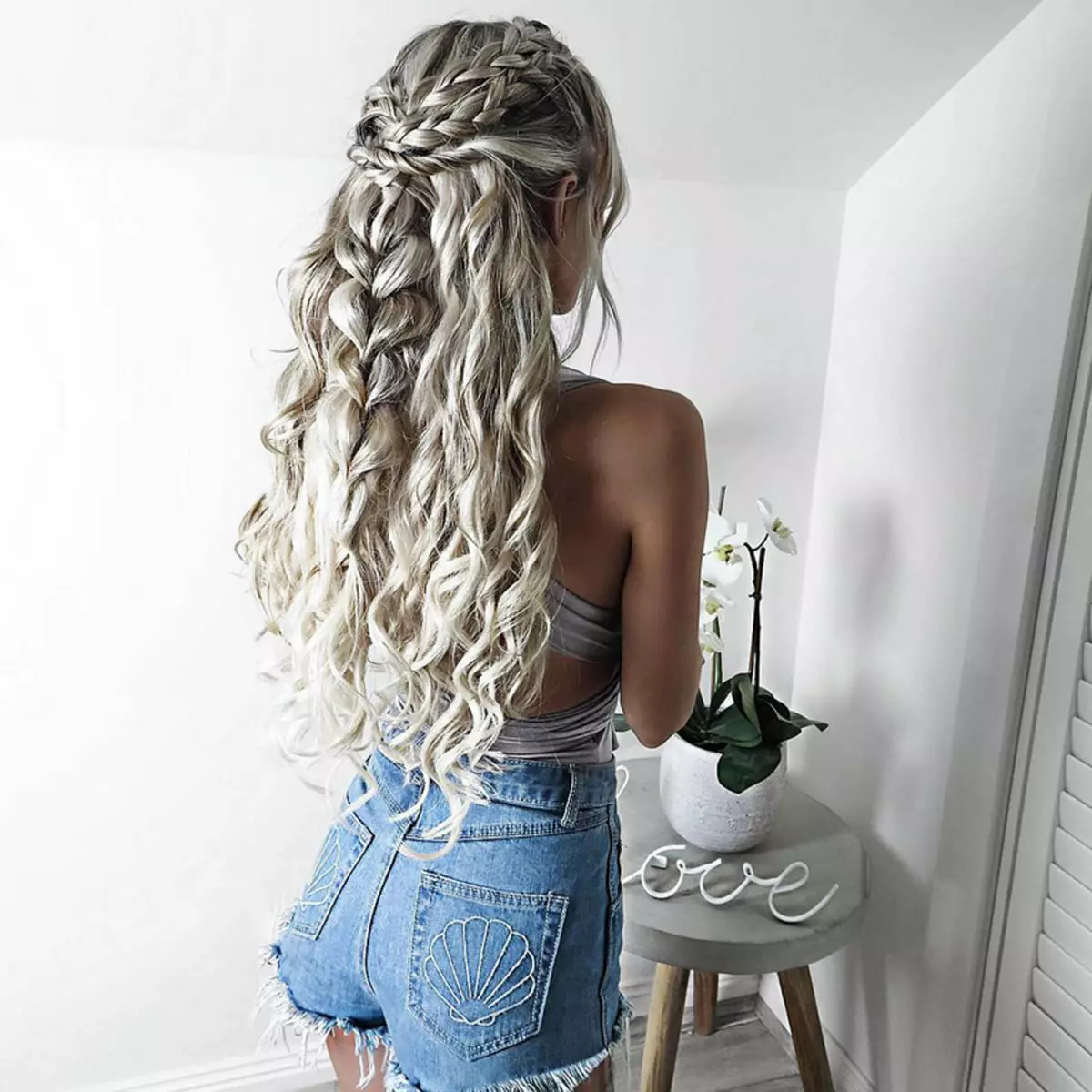 Lacatele volumetrice (40 de fotografii): Cum să faci fete frumoase luxuriante cu păr mediu lung? Opțiuni de styling pentru părul lung și scurt 5538_5