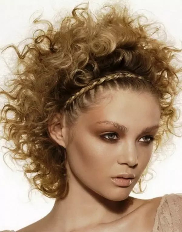 Gaya rambut dengan Curls (85 foto): Cara menempatkan rambut keriting atau keriting untuk tahun baru? Contoh cahaya berbaring untuk setiap hari 5542_10