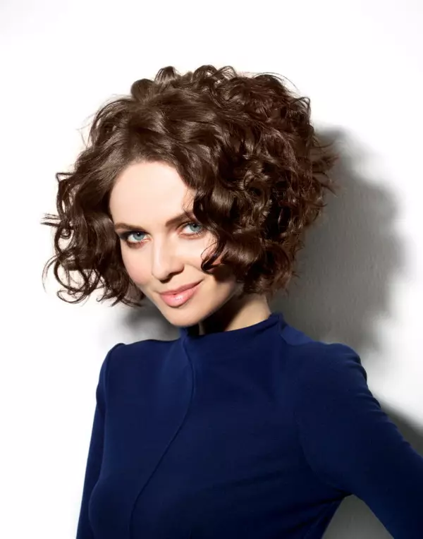 Curls کے ساتھ Hairstyles (85 فوٹو): نئے سال کے لئے گھوبگھرالی یا گھوبگھرالی بال کیسے ڈالیں؟ ہر روز کے لئے روشنی بچھانے کی مثالیں 5542_3