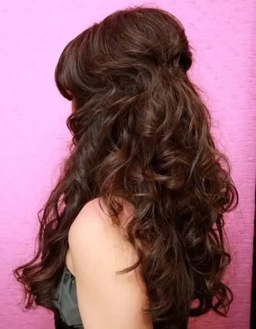 Gaya rambut dengan Curls (85 foto): Cara menempatkan rambut keriting atau keriting untuk tahun baru? Contoh cahaya berbaring untuk setiap hari 5542_62