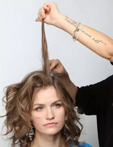 Frisuren mat Curls (85 Fotoen): Wéi eng gekrauselt oder gekrauselt Hoer ze setzen fir dat neit Joer? Beispiller vu Liicht fir all Dag ze leeën 5542_78