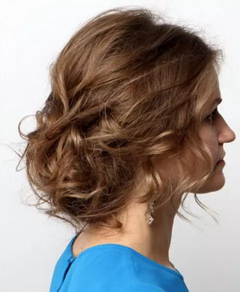 Curls کے ساتھ Hairstyles (85 فوٹو): نئے سال کے لئے گھوبگھرالی یا گھوبگھرالی بال کیسے ڈالیں؟ ہر روز کے لئے روشنی بچھانے کی مثالیں 5542_80