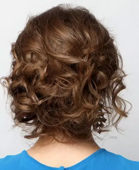 Hairstyles bi curls (85 photos): How to put hair an bi porê xwe ji bo sala nû? Nimûne ji bo danîna ronahiya bo her rojê bi 5542_81