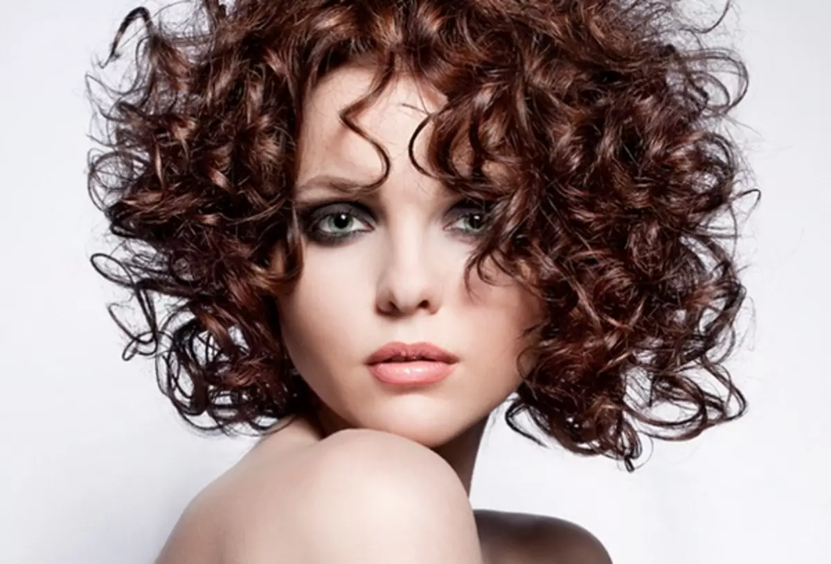 Konci pikeun rambut pondok (47 Poto): Kumaha carana ngadamel curls sareng gelombang di bumi? Gaya rambut modis sareng curls keriting 5545_18